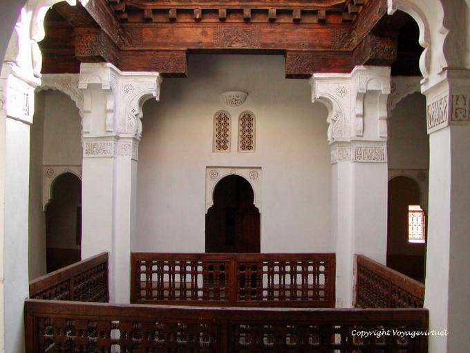 Patio allineato con ringhiere in legno trasformato, Ben Youssef Madrasa, Marrakech - Marocco