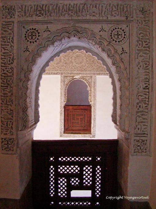 Aperture circondato iscrizioni e motivi in ​​gesso, Madrasa di Ben Youssef, Marrakech - Marocco