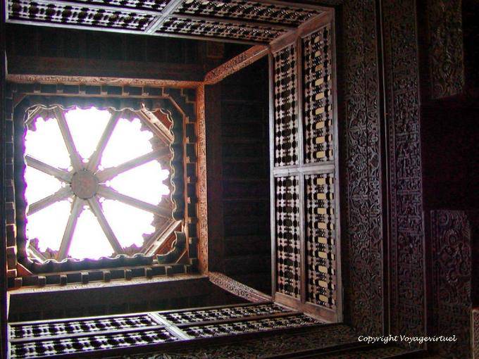 Lucernari e rampe in legno intagliato, Ben Youssef Madrasa, Marrakech - Marocco