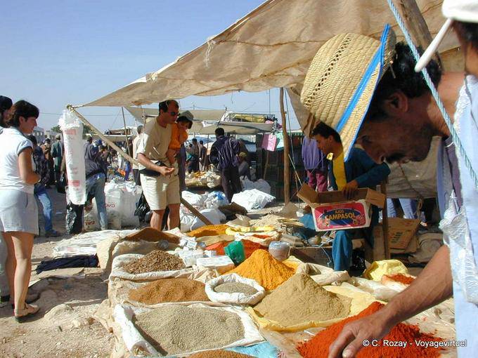 Stallo di spezie sfusi mercato berbero, Essaouira - Marocco