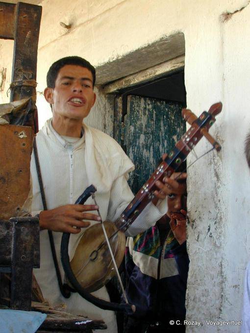 Musica improvvisata mercato berbero, su Essaouira - Marocco