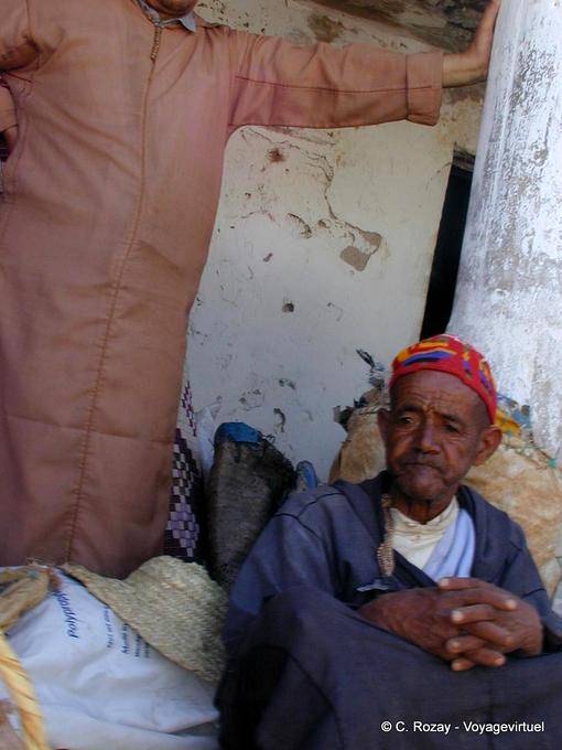 Essaouira, uomo pensieroso in mercato berbero - Marocco