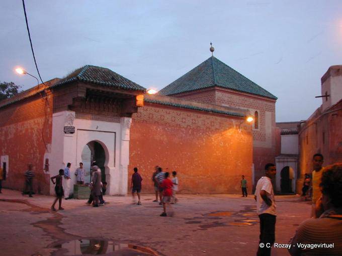 All'esterno una moschea sulla strada west Riad Zitoun, Marrakech - Marocco