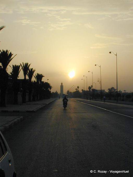 Marrakech, cinque del mattino, all'alba sulla strada per l'aeroporto - Marocco