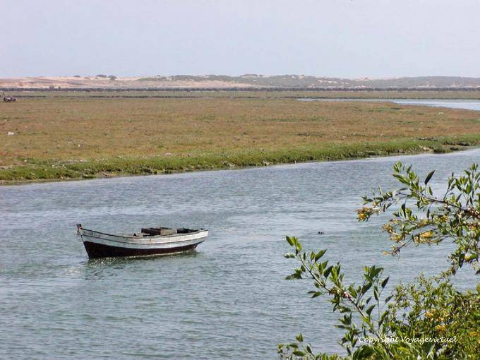 Una barca ormeggiata in un braccio della laguna, Oualidia - Marocco
