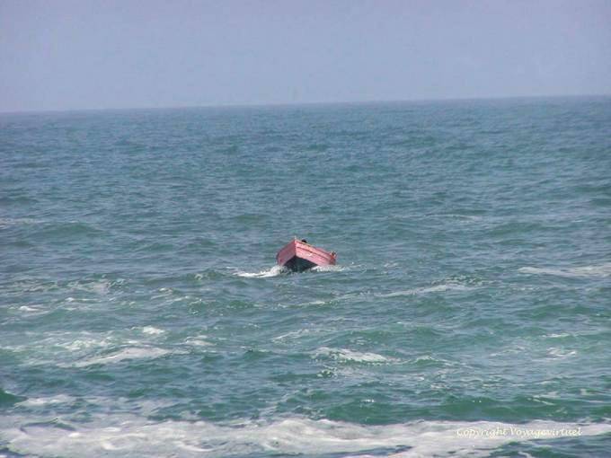 Barca da pesca è venuto fuori nelle onde dell'oceano, Oualidia - Marocco