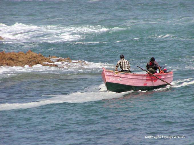 Tra onde e rock, è un momento pericoloso per i pescatori, Oualidia - Marocco