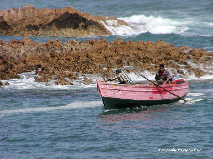 Devi spingere con i piedi per evitare sporgenti rocce, di nuovo ai pescatori, Oualidia - Marocco