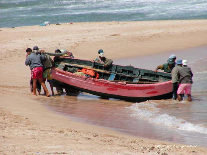 Dodici uomini fuori dall'acqua barca, Oualidia - Marocco
