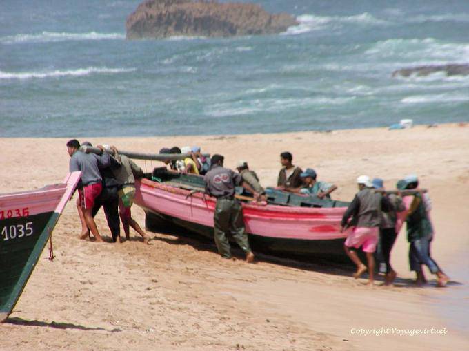 Ultimo tentativo di trasportare la barca per la sicurezza, Oualidia - Marocco