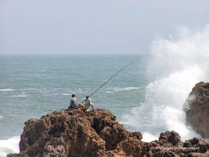 Schiuma e pescatori sulle rocce del passo, Oualidia - Marocco