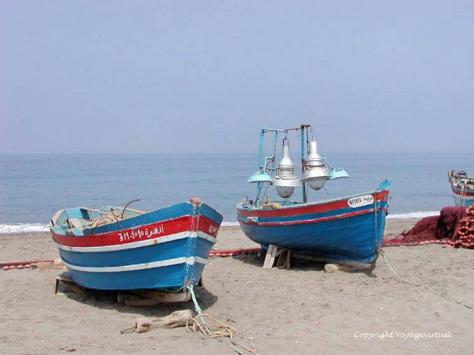 Barche da pesca sulla spiaggia Oued Lau - Marocco