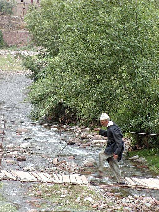 L'attraversamento di un ponte delle scimmie shabby pericolosi, Ourika Valley - Marocco