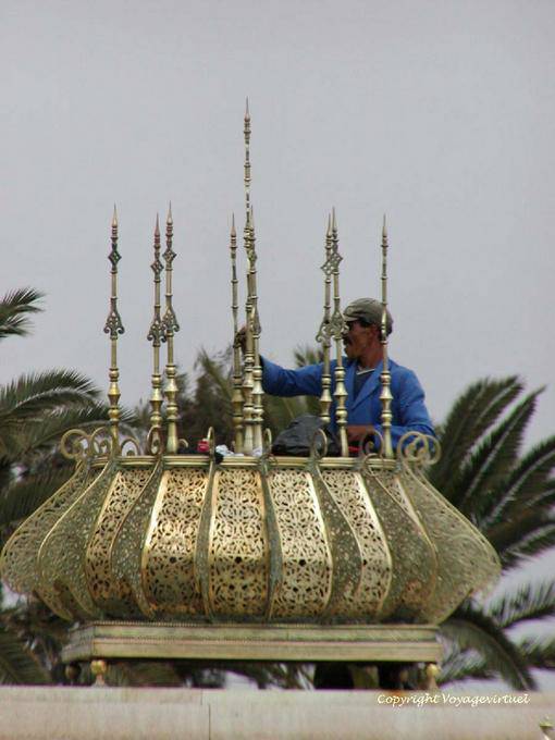 Operaio pulito in ottone sulla spianata, Mohamed V Mausoleo Rabat - Marocco
