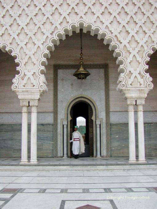Tra i colonnati di marmo bianco Italia, Mohamed V Mausoleo, Rabat - Marocco