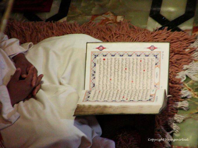 La lettura del Corano, Mohammed V mausoleo, Rabat - Marocco