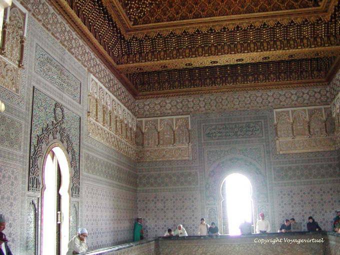 Fregi calligrafici, zelliges policromi all'interno del mausoleo Mohamed V, Rabat - Marocco