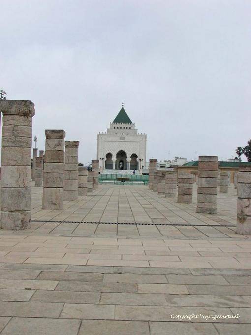 Tra le colonne, prospettiva sul Mausoleo del padre dell'indipendenza, Mohammed V, Rabat - Marocco
