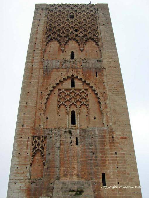 Diversi ornamenti di un lato del minareto della moschea di incompiuto XIIᵉ secolo Torre di Hassan, Rabat - Marocco