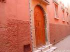 Declinazione arancione su una strada, Marrakech, Marocco.