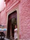 La bambina in rosa che tira la lingua, Marrakech, Marocco.