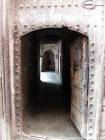 Porta e il passaggio nell'antica medina, Marrakech, Marocco.