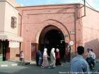 La porta d'ingresso in un souk coperto, Mellah, Marrakech, Marocco.