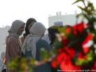Pettegolezzo femminile nel fumo di Djemaa el Fna, Marrakech, Marocco.