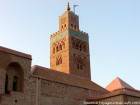 Contando le pareti e l'architettura del minareto della Koutoubia, Marrakech, Marocco.