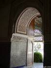 Decorato con stucchi e zelliges, passaggio di Palazzo Bahia, Marrakech, Marocco.