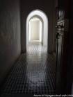 Corridoio con zelliges piastrelle, Palazzo Bahia, Marrakech, Marocco.