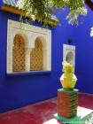 Finestra arabo-andalusa e l'armonia dei colori, Jardin Majorelle, Marrakech, Marocco.