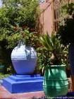 Colorati vasetti di terracotta, Jardin Majorelle, Marrakech, Marocco.