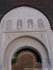La parte superiore della porta che si apre sul cortile anteriore, Ben Youssef Madrasa, Marrakech, Marocco.