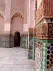 Pareti e zeliges muqarnas bassa cupola, cortile della Madrasa di Ben Youssef, Marrakech, Marocco.