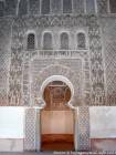 Nella sala di preghiera di fronte al mihrab, Madrasa di Ben Youssef, Marrakech, Marocco.