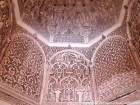 Pareti e muqarnas gesso cupola del mihrab, Madrasa di Ben Youssef, Marrakech, Marocco.