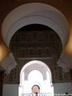 Dal momento che la sala di preghiera, l'asse verso il cortile e l'ingresso, Ben Youssef Madrasa, Marrakech, Marocco.