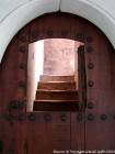 Apertura in una porta e scala in legno, Ben Youssef Madrasa, Marrakech, Marocco.