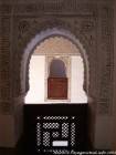 Aperture circondato iscrizioni e motivi in ​​gesso, Madrasa di Ben Youssef, Marrakech, Marocco.