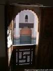 Cortile vista dalla finestra di una camera da letto, Ben Youssef Madrasa, Marrakech, Marocco.
