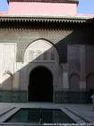 Pool di fronte alla sala di preghiera, Ben Youssef Madrasa, Marrakech, Marocco.
