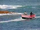 Tra onde e rock, è un momento pericoloso per i pescatori, Oualidia, Marocco.