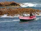 Devi spingere con i piedi per evitare sporgenti rocce, di nuovo ai pescatori, Oualidia, Marocco.