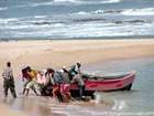 Sforzo combinato dei pescatori per portare la barca sulla sabbia, Oualidia, Marocco.