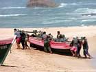 Ultimo tentativo di trasportare la barca per la sicurezza, Oualidia, Marocco.
