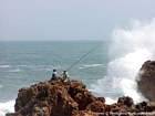 Schiuma e pescatori sulle rocce del passo, Oualidia, Marocco.