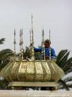 Operaio pulito in ottone sulla spianata, Mohamed V Mausoleo Rabat, Marocco.