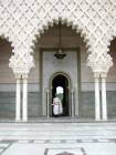 Tra i colonnati di marmo bianco Italia, Mohamed V Mausoleo, Rabat, Marocco.
