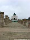 Tra le colonne, prospettiva sul Mausoleo del padre dell'indipendenza, Mohammed V, Rabat, Marocco.